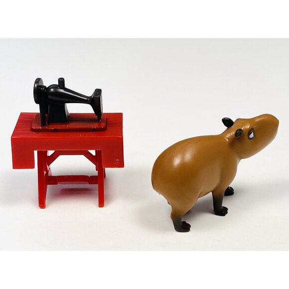 DISNEY Jakks Encanto Mirabel Magic Room SEWING MACHINE TABLE & Chispi CAPYBARA - Picture 2 of 2